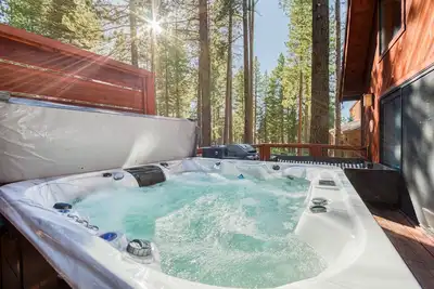 Image de Ponderosa By Tahoe Getaways - Pet Friendly w/ Private Hot Tub, Amenities & Ski Shuttle
