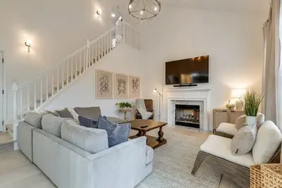 Beautiful, Sleek, and Modern 4 bdr Home Away from Home!