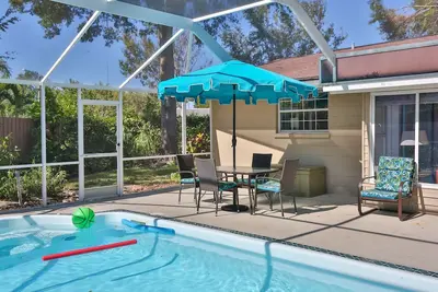 Image de Adorable Beach Bungalow with privacy yet 10 minutes to many events