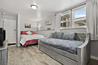 Image de Studio1116E/PetFriendly/Wifi/BigTV/Pkg/nearDowntown Aurora.
