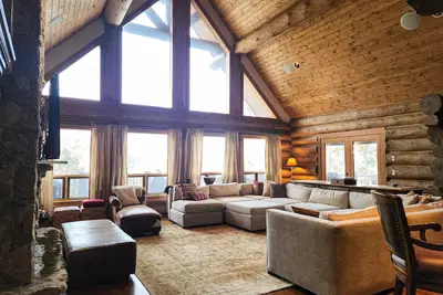 Image de Large mountain cabin with hot tub, game room, deck, fireplace, & gorgeous view