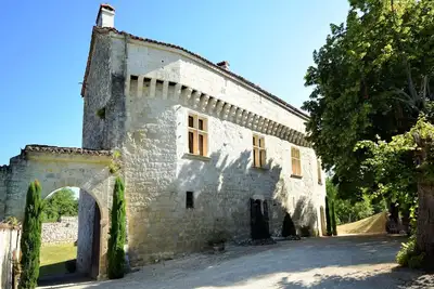 Image de Château historique avec piscine privée près d'Agen