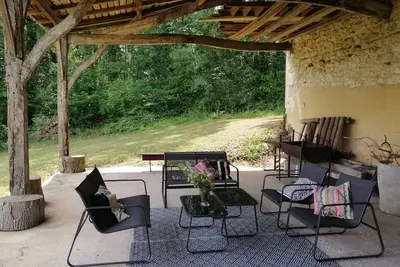 Image de maison indépendante avec terrasse et jardin