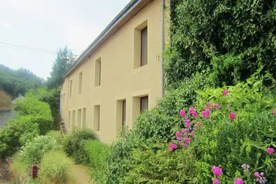 Image de Ferme moderne à Chassepierre avec terrasse