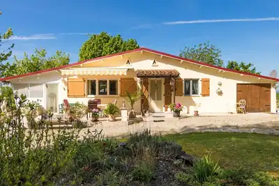 Image de Maison ensoleillée avec piscine privée