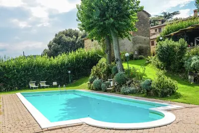 Image de Maison de Vacances dans Tiber avec Piscine
