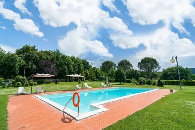 Image de Maison de campagne avec piscine et cour