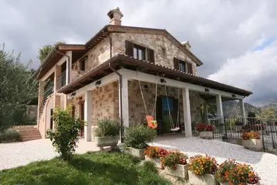 Image de Villa intemporelle à Cagli avec jardin