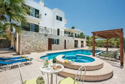 Image de Villa with Heated Pool, Tennis Court, Jacuzzi, Games Room, Wifi and Ac