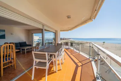Image de Appartement en Front de Mer avec Terrasse et Piscine - 4 Chambres, Wifi, Parking à Torredembarra