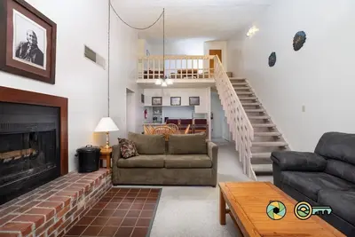 Image de Mountainside Retreat Condo (#2-302) | Top-level w\/ loft | Quiet & secluded