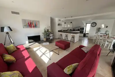 Image de New, Quiet & Comfortable apartment with large shaded terrace