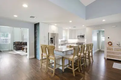 Image de Cutting-edge & Cozy 4 Bed 2 Bath North Palm Beach!