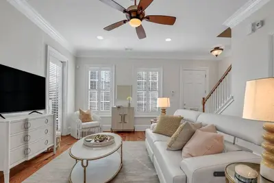 Image de Luxurious Home In Heart of Historic District W/ Parking by Lucky Savannah