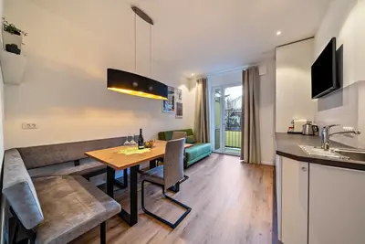 Appartement 'Central Suite Merano' avec vue sur les montagnes, Wi-Fi et climatisation.