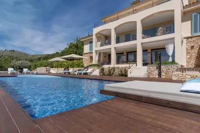 Image de Villa \"Sheretat\" avec vue sur la mer, piscine privée et Wi-Fi.