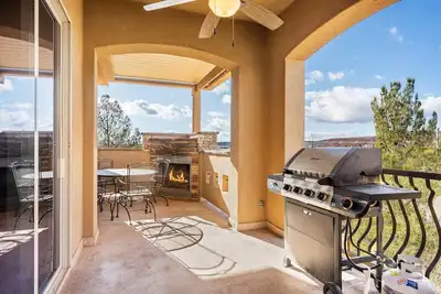 Image de This home sleeps up to 12 guests between 3 private bedrooms.
