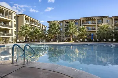 Image de Walking on Sunshine | Walk out unit to pool