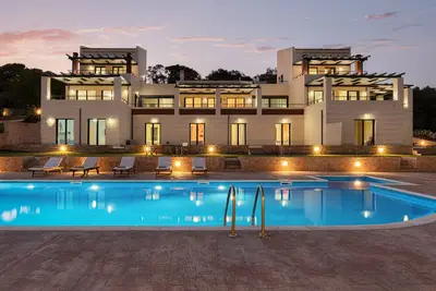 Image de Five Bedrooms, 6 Bathrooms House with Communal Pool