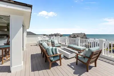 Image de Sea Pearl- Exquisite New Construction with Pool & Rooftop Deck