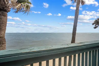 Image de Oceanfront Villa with sunrise views. Watch dolphins from your private balcony! 631 Newhaven Court
