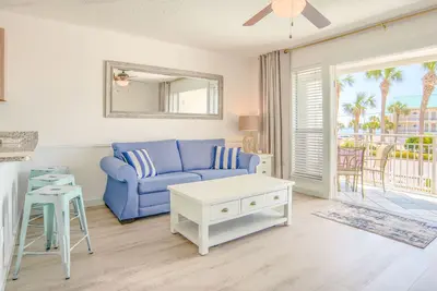 Image de Crystal Calm, great neighborhood and views!