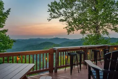 Image de Fire Pit ~Hot Tub ~Views ~2 Big Decks~Dog Friendly