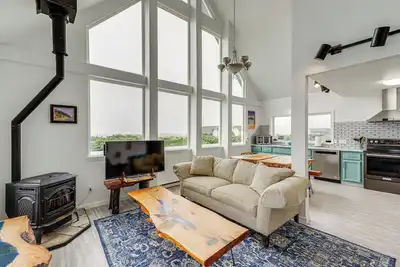 Image de Deck + Walk to Beach: Southern Oregon Coast Home!