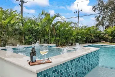 Image de 5 mins to beach + Brand New Pool and Tiki Hut.
