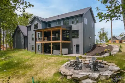 Image de New! Endless Journey: Lake Area, Ski Area, Hot Tub, Pool Table, Fireplace!