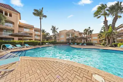 Image de Gorgeous Eagle Beach Condo
