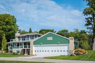 Image de Spacious Family Home Overlooking Little Traverse Bay