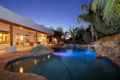 Image de Luxury Custom Home on 1 acre, heated spa and pool, plus casita, no Hoa, bring Rv