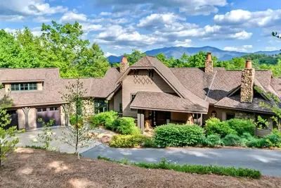 Image de Lux Estate • Epic Mtn Views • HotTub • FirePit • KingSuites • Wood Fern Lodge