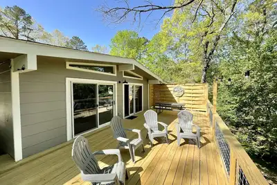 Image de The GreyWood - a 2 bedroom bungalow on the Back40 - Permit 50277