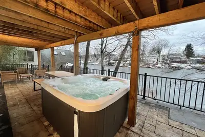 Image de Peaceful LakeHouse w/ Spa, Lake Views/Access, and Game Room