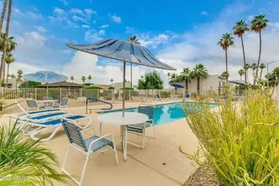 Image de Cozy 3 bed home with soaring 18 foot ceilings walkable to old town Scottsdale.