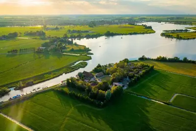Image de Swarm 3 water lodges next to each other in Friesland