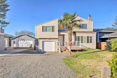 Image de Pet-Friendly Rockaway Beach Home w/ Fire Pit!