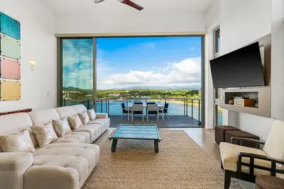 Image de Stunning Oceanfront Penthouse, 14' ft Ceilings and Wall-to-Wall Glass Slider.