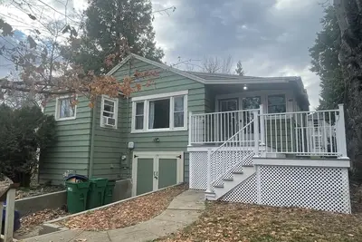 Image de Cozy, quiet cottage close to downtown! Pet friendly!