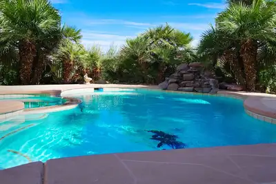 Image de 6x4 Lux Villa w/ heated pool+spa, parking for 4 cars, 5 mins to the Strip