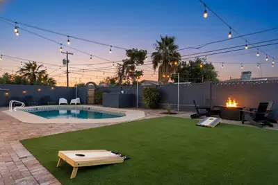 Image de 4 Br Old Town Home | Pool Heating | Chefs Kitchen