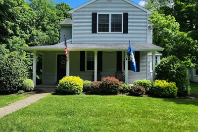 Image de Cozy dog friendly updated house in quiet village adjacent to park