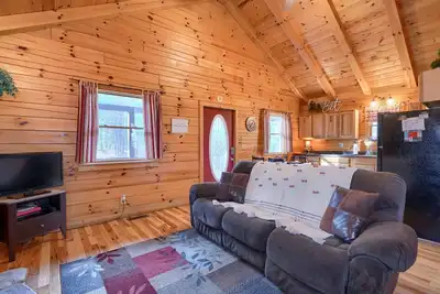 Image de Quaint cabin nestled in the pines.