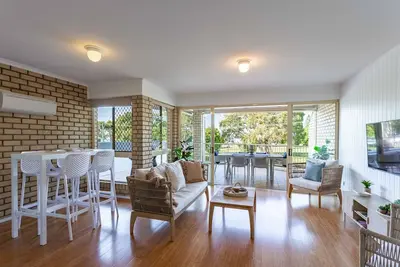 Image de Recently updated north facing unit with water views opposite Cotton Tree