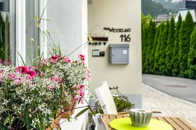 Image de Appartement de vacances \"Wesseling\" avec vue sur les montagnes, terrasse privée et Wi-Fi.