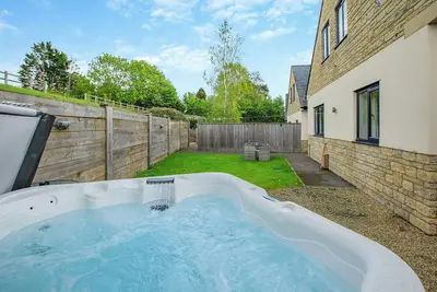 Image de Luxuriously modern and spacious two storey cottage.