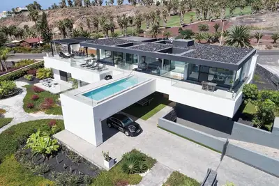 Image de Maison de vacances 'Karat Villa Macaronesia' avec vue sur la mer, piscine, jardin et Wi-Fi.