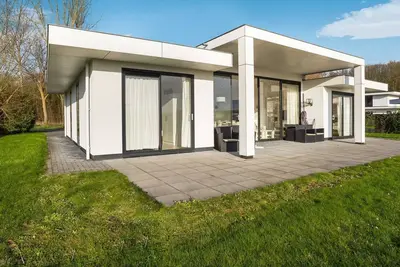 Image de Villa premium avec terrasse et jetée